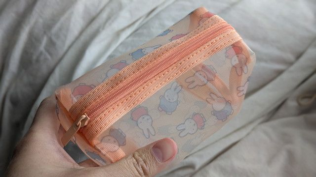 素敵なあの人 2026年3月号（通常号）付録 メッシュポーチのファスナーと柄のアップ