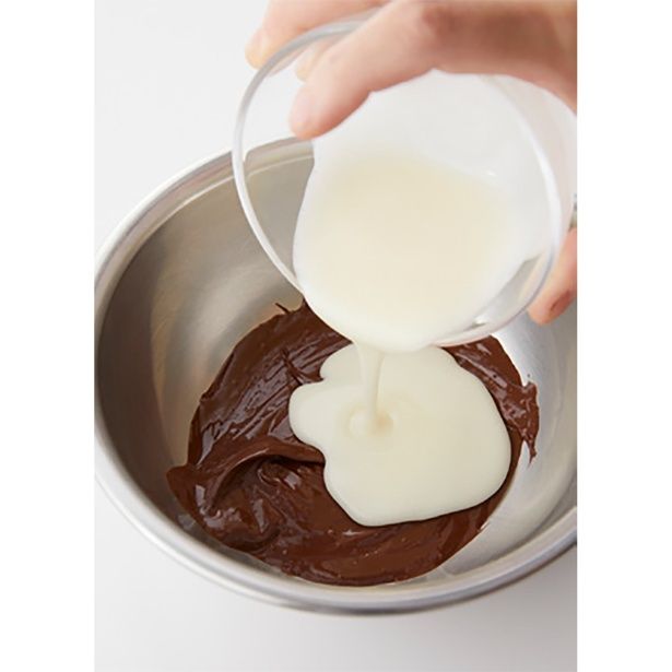 混ぜ合わせます (C)megu'cafe／KADOKAWA