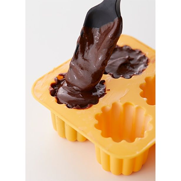 たっぷり入れると、固まったときに取り出しやすいです (C)megu'cafe／KADOKAWA