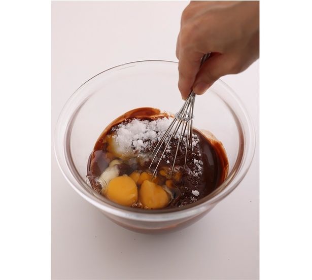 砂糖と卵を加えて混ぜる （C）emi sweets／KADOKAWA