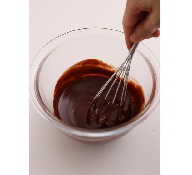 ボウルにチョコレートとバターを入れて湯煎 （C）emi sweets／KADOKAWA