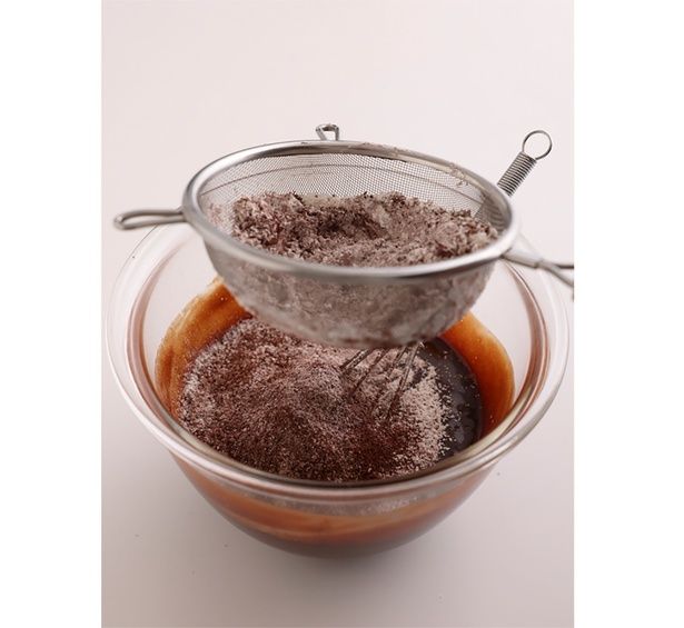 なじむまでよく混ぜる （C）emi sweets／KADOKAWA