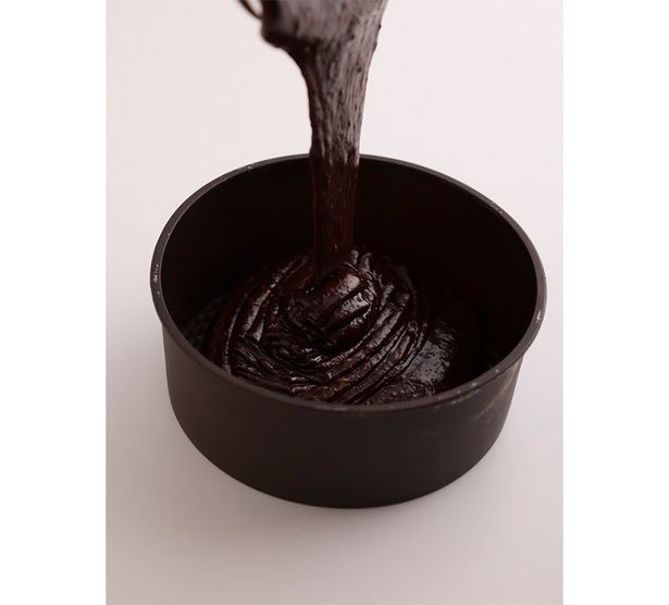 生地の空気を抜く （C）emi sweets／KADOKAWA