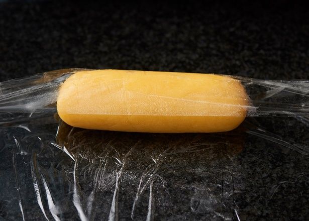 円柱状に整えラップで包む (C)misa／KADOKAWA