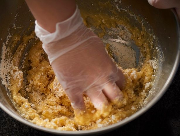 手で素早く混ぜ合わせる (C)misa／KADOKAWA