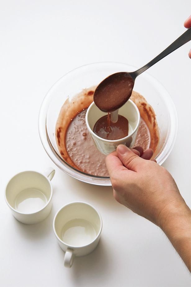 チョコが中央にくるようにするため、まずは生地をマグカップの1/3量まで入れる （C）げんきスイーツ／KADOKAWA
