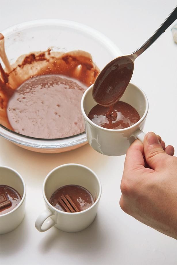 残りの生地を流し入れる際はスプーンで少しずつ静かに入れる （C）げんきスイーツ／KADOKAWA