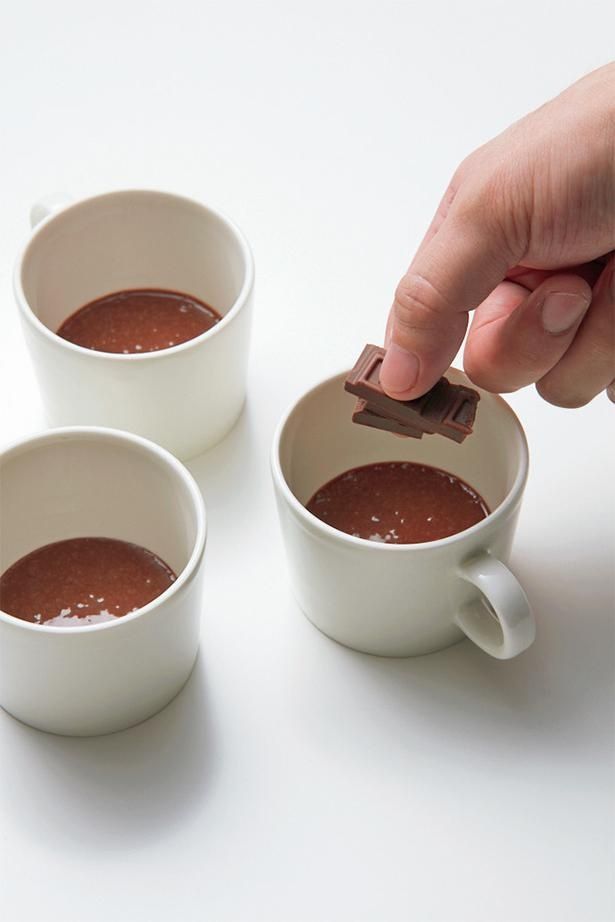 チョコは一口サイズに割ってから入れる （C）げんきスイーツ／KADOKAWA