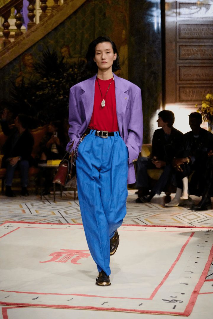 ヴェルサーチェ 2026年春夏コレクションより。