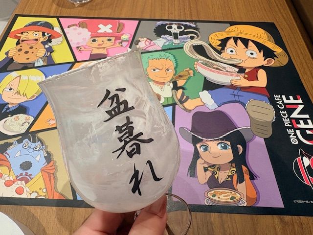 来店特典ランチョンマットと「じょ～～～ダンじゃなァい わよーーーう!!!」タコパフェグラスONE PIECE CAFE GENE（C）尾田栄一郎／集英社・フジテレビ・東映アニメーション