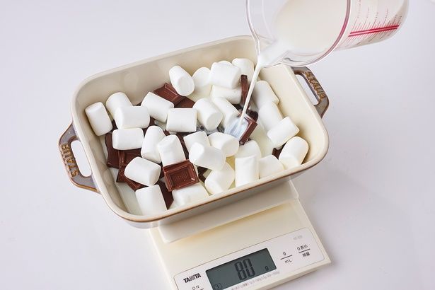 耐熱容器にチョコレートをくだいて入れ、マシュマロを加え、牛乳を注ぐ （C）青木ゆかり（♪♪maron♪♪）／KADOKAWA