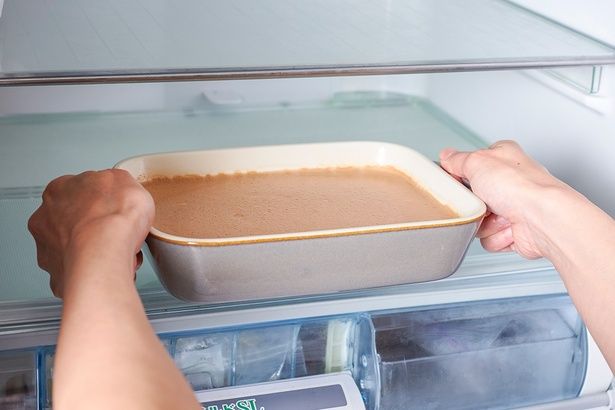 粗熱がとれたら冷蔵庫で2時間程度冷やし固める （C）青木ゆかり（♪♪maron♪♪）／KADOKAWA