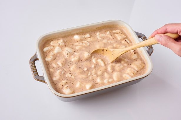 マシュマロが溶けるまで、しっかりスプーンや菜箸などで混ぜる （C）青木ゆかり（♪♪maron♪♪）／KADOKAWA