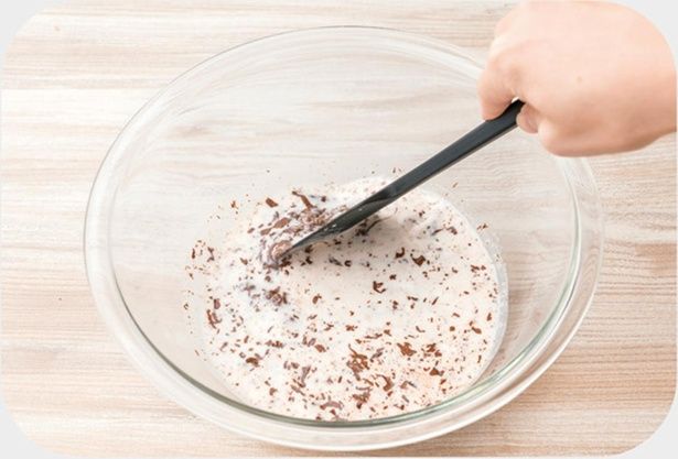 牛乳が温かいうちに刻んだ板チョコも加え、溶かす （C）ぼく／KADOKAWA