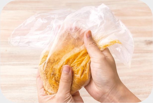 保存袋にクッキー70gを入れて砕く （C）ぼく／KADOKAWA