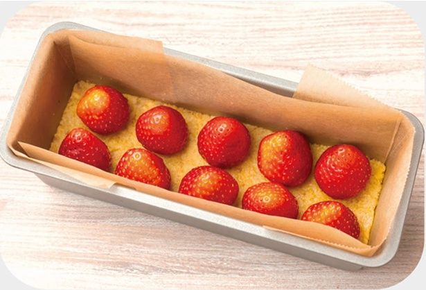 苺10個を並べて冷蔵庫で冷やす （C）ぼく／KADOKAWA