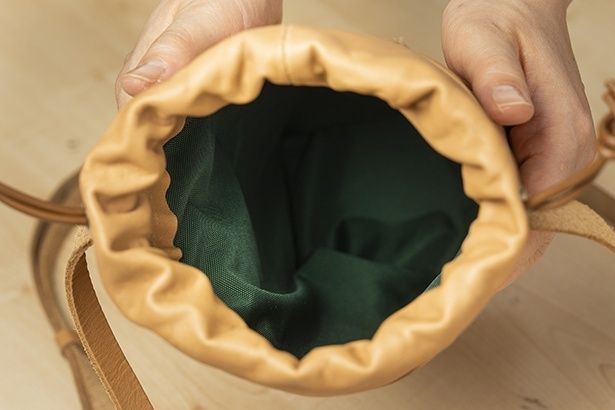 内側にはスターバックスを思わせるようなグリーンの撥水生地を使用している