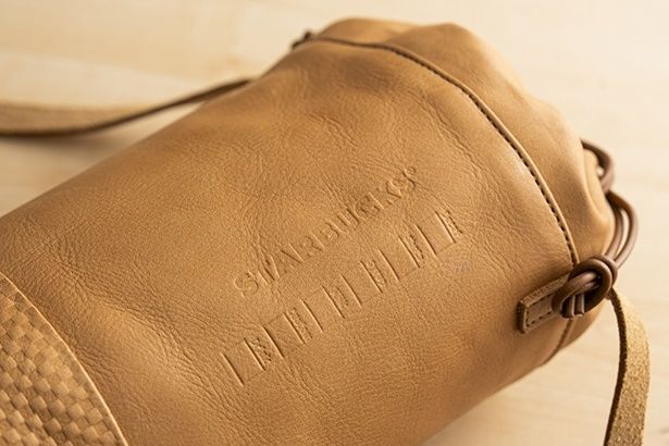 型押しでスターバックスのペーパーカップのデザインに