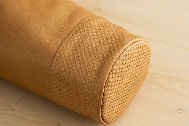 【写真】市松模様の型押しがされたボトム部分。型押しがない生地との境目が美しい