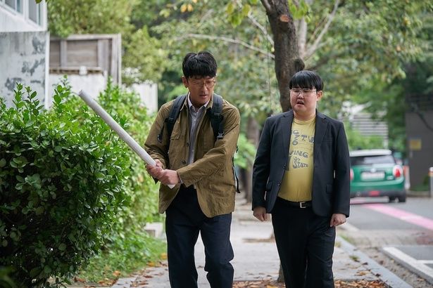 【写真を見る】道を歩きながらでも素振りする生真面目なチャンウク(ハ・ジョンウ) [c]2025 MICHIGAN Venture Capital, WYSWYG Studio, WALKHOUSECOMPANY & FILMMOMENTUM,All Rights Reserved