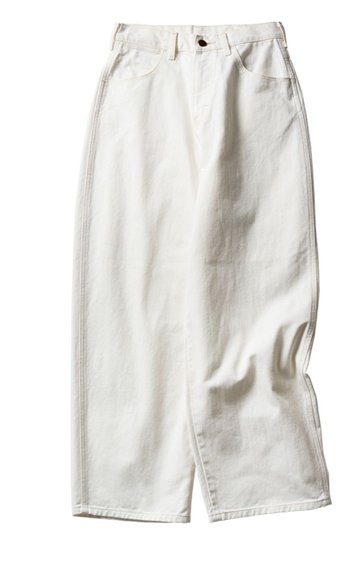 カジュアルなバレルレッグも、ベージュのステッチを効かせた白なら大人シックに。デニムパンツ¥15,400／ラングラー（エドウイン・カスタマーサービス）