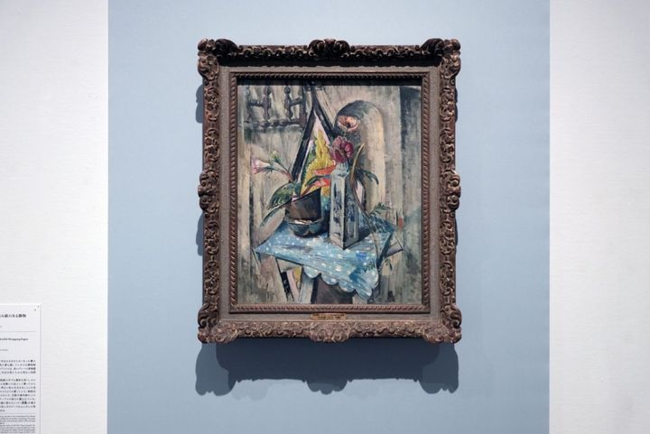 中村彝《カルピスの包み紙のある静物》1923年 茨城県立近代美術館蔵