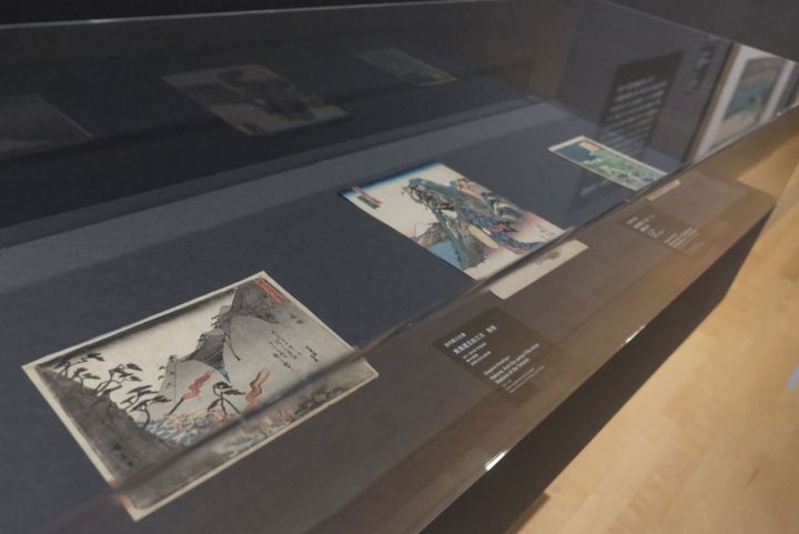 展示風景「1.はじまりの山―箱根」より。手前 初代歌川広重《東海道五拾三次 箱根》 1831-1844年（天保後期） 箱根町立郷土資料館 など