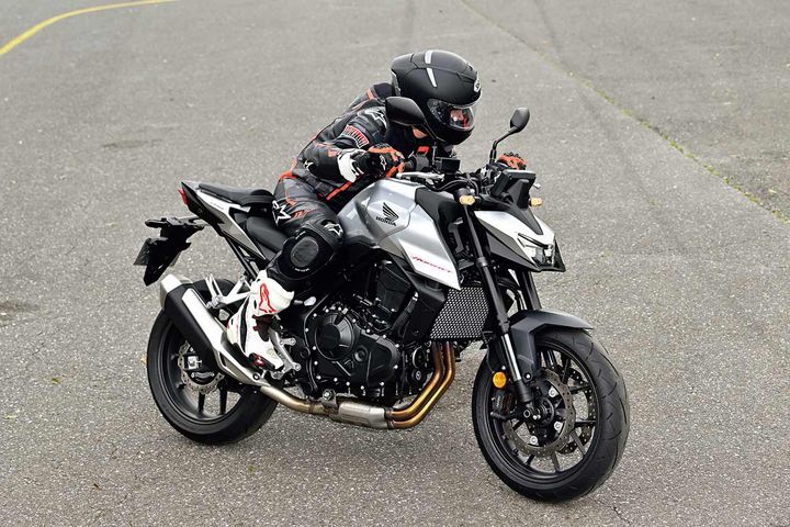 「早く加速したい」というライダー心理が動く