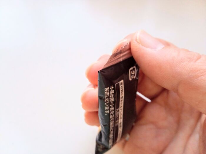 家にある『個包装チョコ』を袋のまま溶かすだけ！もうチョコペンは買いません♪描きやすくてコスパ最強な裏ワザ