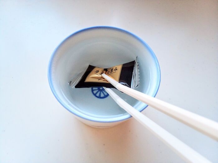 家にある『個包装チョコ』を袋のまま溶かすだけ！もうチョコペンは買いません♪描きやすくてコスパ最強な裏ワザ