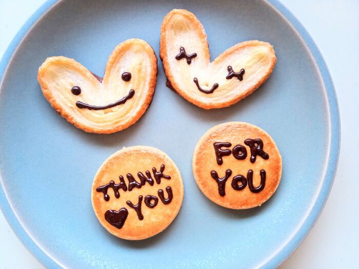 家にある『個包装チョコ』を袋のまま溶かすだけ！もうチョコペンは買いません♪描きやすくてコスパ最強な裏ワザ