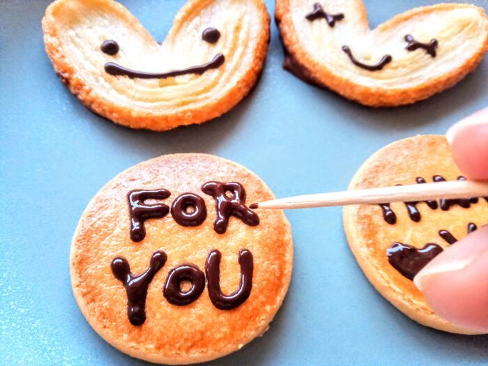 家にある『個包装チョコ』を袋のまま溶かすだけ！もうチョコペンは買いません♪描きやすくてコスパ最強な裏ワザ