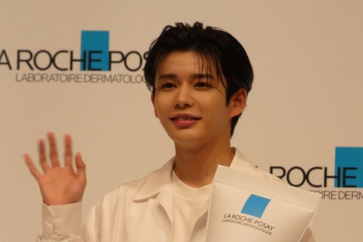 人気グループ、なにわ男子の長尾謙杜さん（23）が10日に東京都内で行われた「ラ ロッシュ ポゼ トーンアップUV」アンバサダー発表会に出席しました。