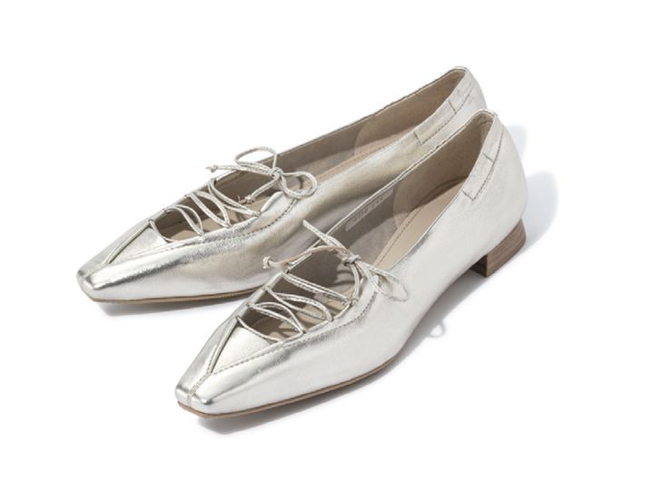 シルバーのメタリックな輝きが足元をエレガントに演出するパンプス。