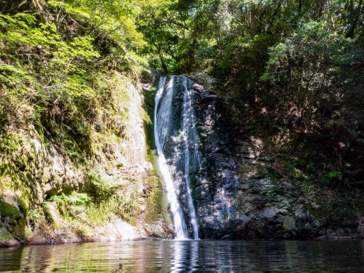 All About ニュース編集部が全国250人を対象に実施した「冬の観光に関するアンケート」の調査結果から、冬に行きたい「香川県の滝」ランキングを発表！ 2位「虹の滝」を抑えた1位は？