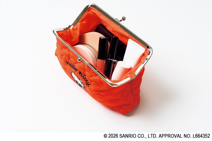 「キティちゃんの“顔形チャーム”に一目惚れ♡」ハローキティ×アウトドアプロダクツの衝撃コラボ！完売前に手に入れたいポーチ2選が可愛すぎる