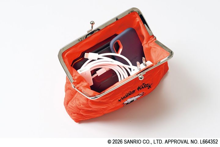 「キティちゃんの“顔形チャーム”に一目惚れ♡」ハローキティ×アウトドアプロダクツの衝撃コラボ！完売前に手に入れたいポーチ2選が可愛すぎる