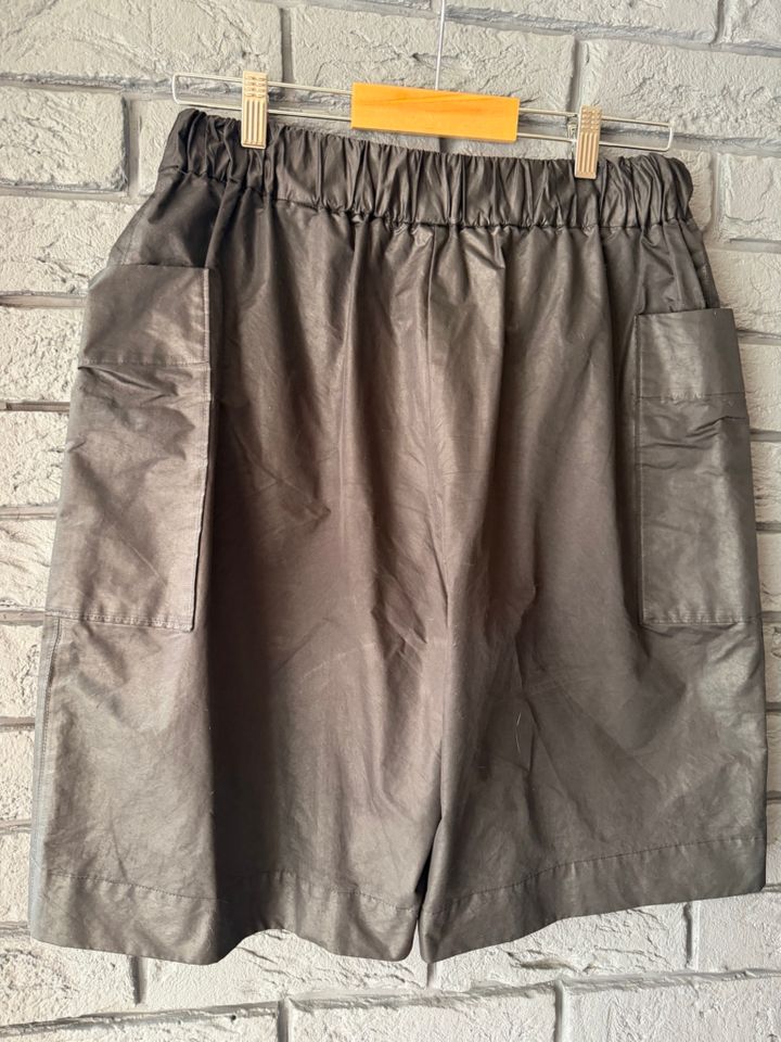 ショートパンツ：IHATOV