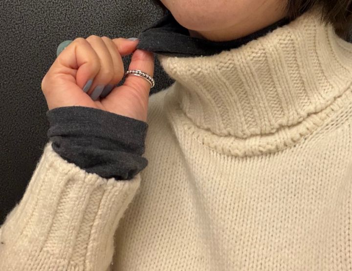 2026_2月上林さんブログ_チャコールグレーのシアータートルニットをレイヤード