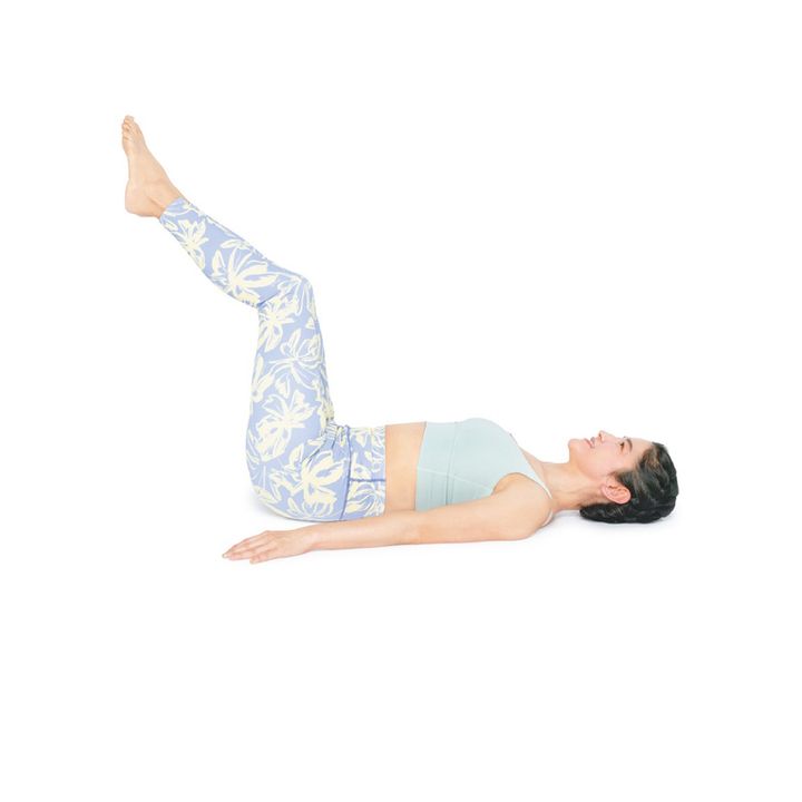 1. 両足を上げ、上半身と太ももを直角に