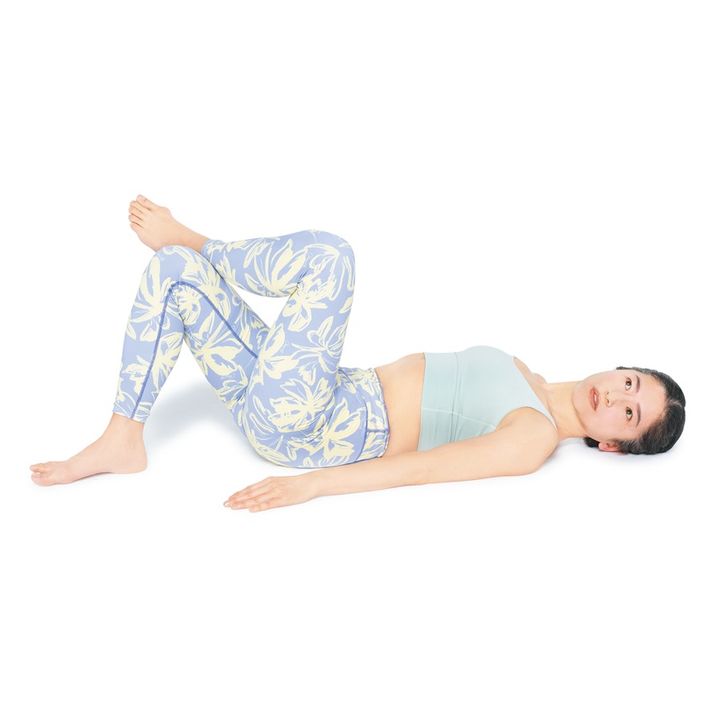 1. 片ひざを立て、反対側の足を乗せる