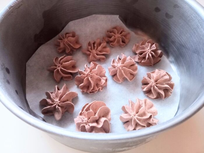 「余ったホイップ」絶対に捨てないで！そのまま冷凍するだけで、おうちのコーヒーが〈お店レベル〉に激変します♡