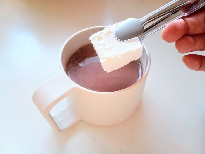 「余ったホイップ」絶対に捨てないで！そのまま冷凍するだけで、おうちのコーヒーが〈お店レベル〉に激変します♡