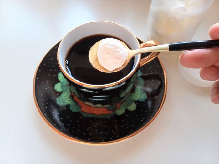 「余ったホイップ」絶対に捨てないで！そのまま冷凍するだけで、おうちのコーヒーが〈お店レベル〉に激変します♡
