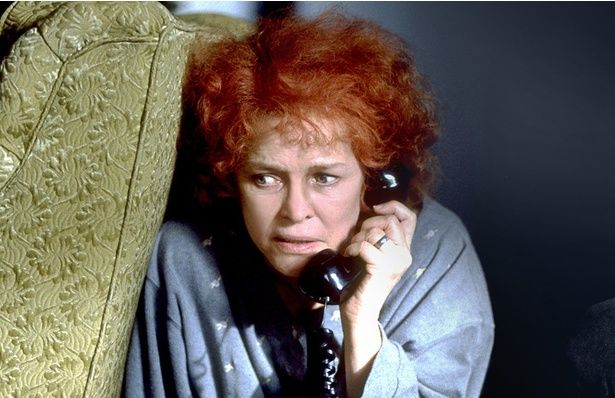 ダイエット薬として処方された薬が覚醒剤だったことから依存症に陥っていくサラ [c] 2000 Requiem For A Dream, LLC. All Rights Reserved. 