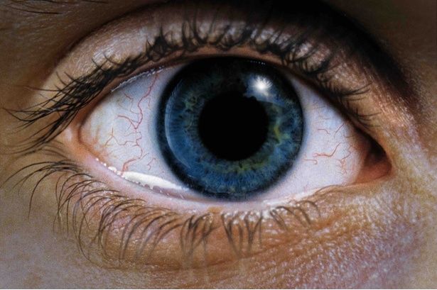 ドラッグが血液と混合し、瞳孔が収縮するといった肉体への影響も表現 [c] 2000 Requiem For A Dream, LLC. All Rights Reserved. 