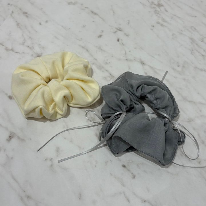 GU 左：スウェットシュシュ／右：パイピングリボンシュシュ