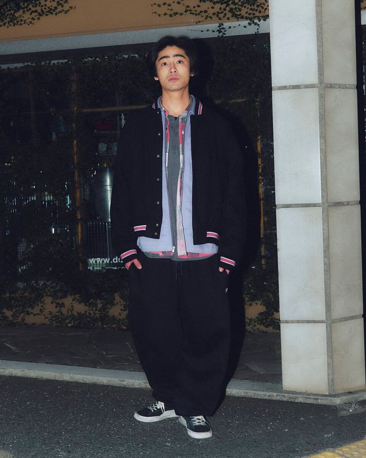 【スナップ】着こなしポイントは「腰パン」…野暮ったくならないシャツ重ねにも注目