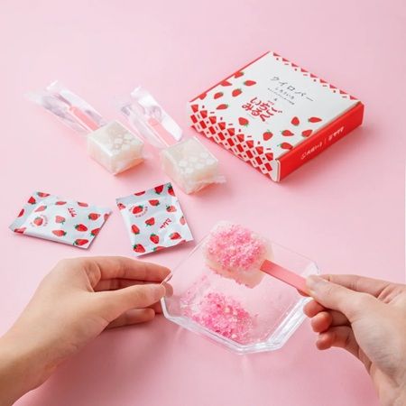 素朴なのに新食感の「ウイロバー いちごみるく」登場。伝統の「白ういろ」が進化！
