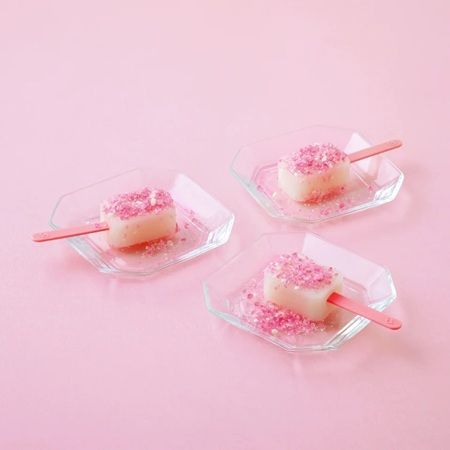 素朴なのに新食感の「ウイロバー いちごみるく」登場。伝統の「白ういろ」が進化！